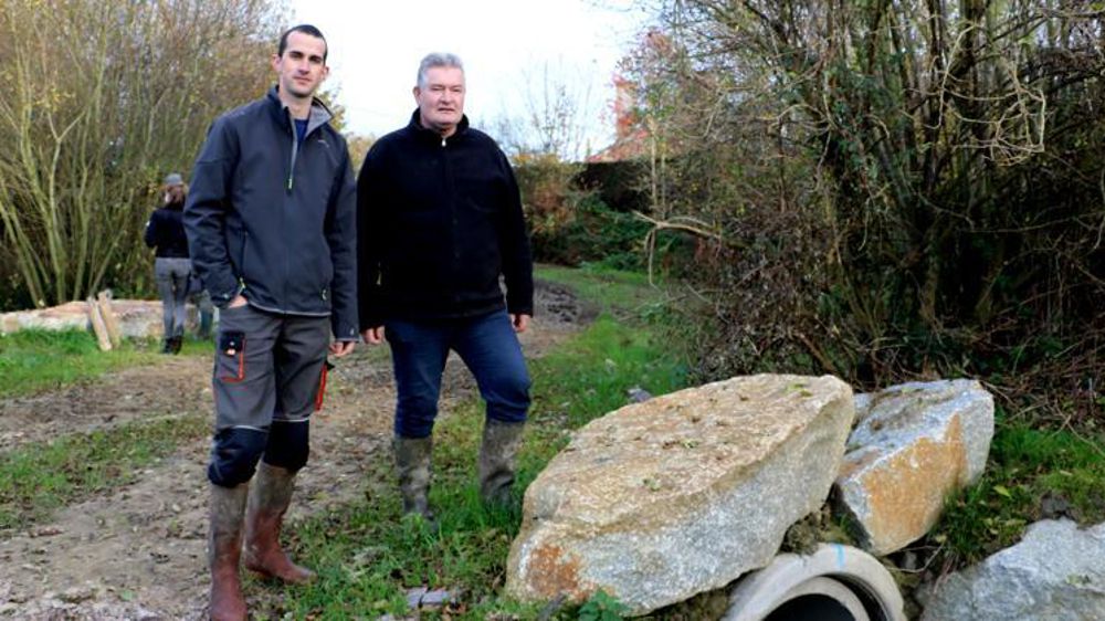 Florent Moricet et Thierry Cornillet (de g. à d.), deux des quatre associés du Gaec Les pâtures Lort, sur le pont aménagé. Les travaux ont coûté 9 000 €, financés par l’Agence de l’eau, Lamballe Terre et Mer, le département et la Région dans le cadre du programme d’actions du bassin versant. © I. Lejas